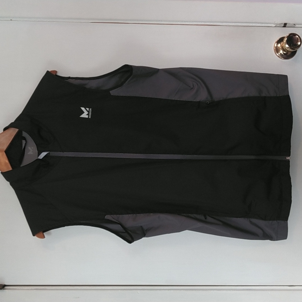 Mission Full Zip Vest, Men's Size Medium. Black and Gray. Gently Used.